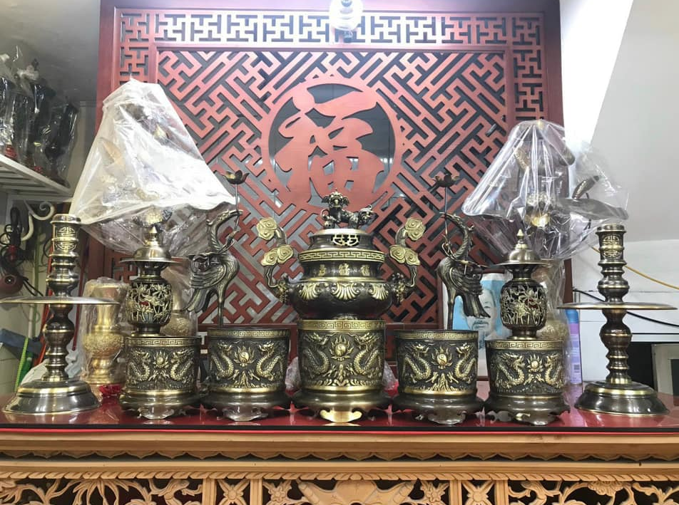 Con Thứ Có Được Thờ Đỉnh Đồng và Đôi Hạc Thờ Không ?